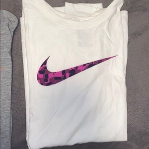 Nike tops bundle!!